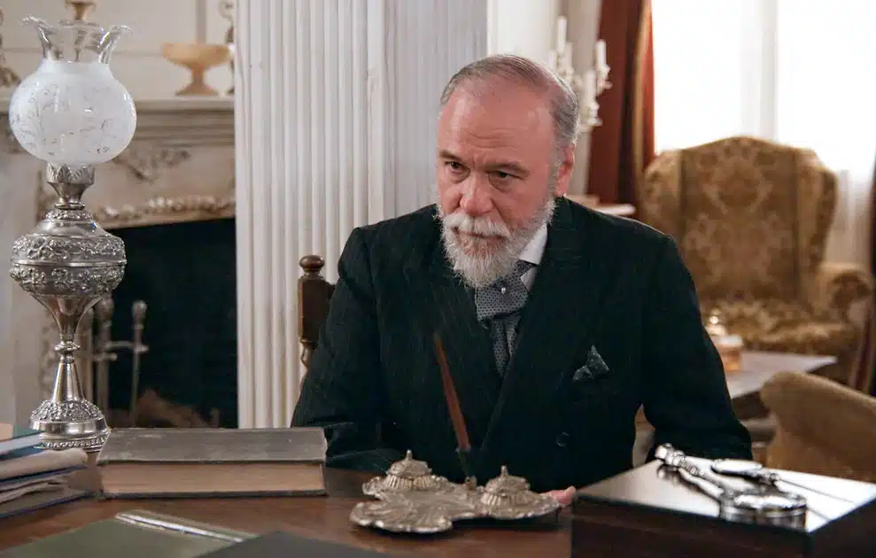 Grand Hotel: Η Αλίκη καταρρέει. Θα πει στον Πέτρο ότι είναι έγκυος; 2 Grand Hotel: Η Αλίκη καταρρέει. Θα πει στον Πέτρο ότι είναι έγκυος;