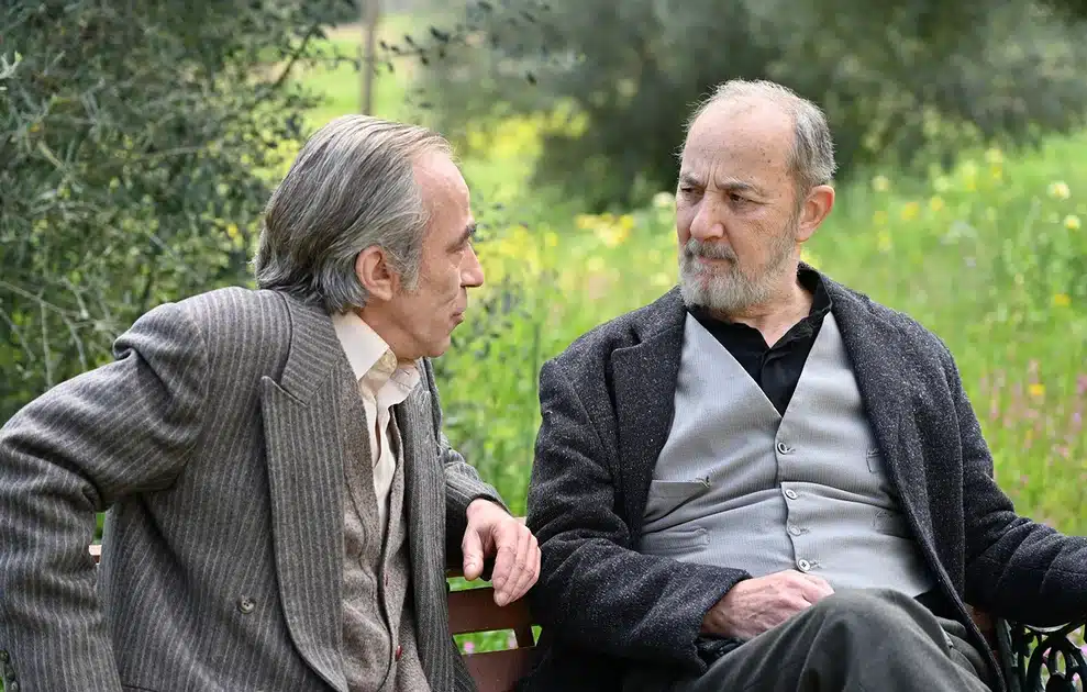 Άγιος Έρωτας: Ο Νικόλαος πετάει τα ράσα για χάρη της Χλόης 3 Άγιος Έρωτας: Ο Νικόλαος πετάει τα ράσα για χάρη της Χλόης