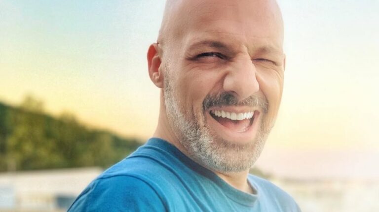 Κι όμως! Δεν φαντάζεστε τι δώρο έδωσε ο Μουτσινάς on air στον καλεσμένο του! (photo+video)