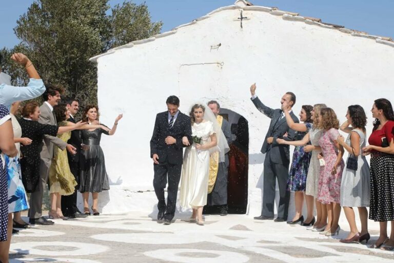 Άγριες Μέλισσες: Η Φωτεινή Βελεσιώτου ερμηνεύει το τραγούδι τίτλων της σειράς του ΑΝΤ1! (video)