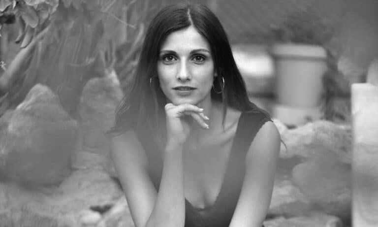 8 λέξεις: Η πρωταγωνίστρια Ειρήνη Καραγεώργη και η απίστευτη ιστορία της! (video)