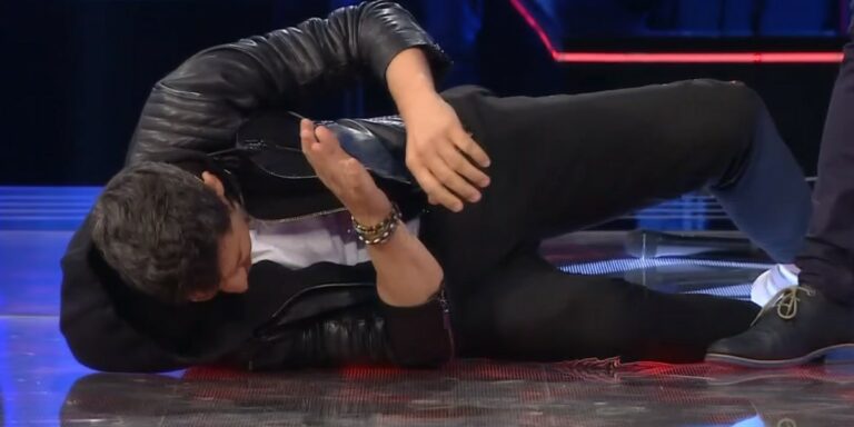 The Voice: Παίκτης έριξε μπουνιά στον Σάκη Ρουβά – «Χαμός» στο πλατό! (video)