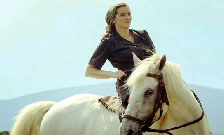 ΑΓΡΙΕΣ ΜΕΛΙΣΣΕΣ: Ο λεκές στο πουκάμισο του Σέργιου στρέφει τις υποψίες στην Ελένη