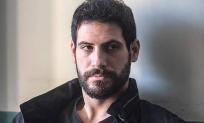 ΓΥΝΑΙΚΑ ΧΩΡΙΣ ΟΝΟΜΑ: Ο Μιχάλης, πληγωμένος απ’ την Μαρίνα, μαζεύει τα πράγματά του απ’ το σπίτι