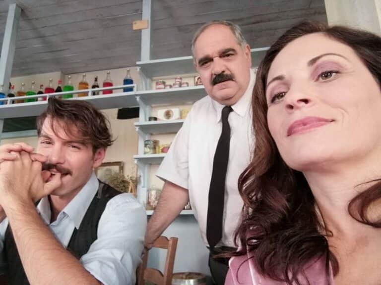 ΑΓΡΙΕΣ ΜΕΛΙΣΣΕΣ: … άγρια και η Παπαθωμά. Με δαντελωτό babydoll στο γύρισμα (Φωτό)