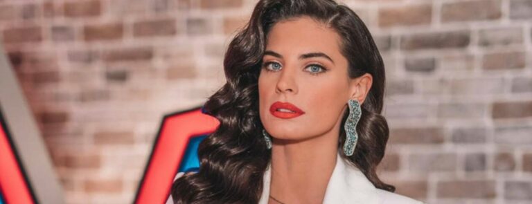 Η Χριστίνα Μπόμπα ποζάρει ως σέξι αγιοβασιλίτσα κι αναστατώνει