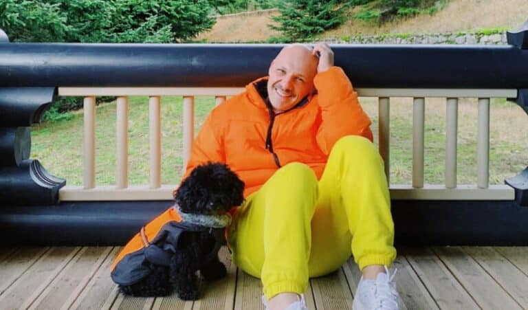 Νίκος Μουτσινάς: Οι διακοπές του στο βουνό και η μεγάλη του παρέα