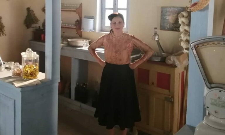 H Παπαθωμά αποκάλυψε τη συνταγή για τα περιβόητα κεφτεδάκια που σερβίρει η Βιολέτα στο καφενείο