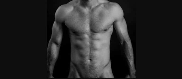 8 λέξεις: Πρωταγωνιστής ποζάρει ολόγυμνος και προκαλεί… παραλήρημα (εικόνες)