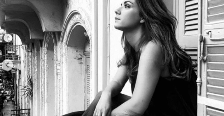 Έρωτας Μετά: Η Άννα κλεισμένη στο υπόγειο βρίσκει τρόπο να επιτεθεί.