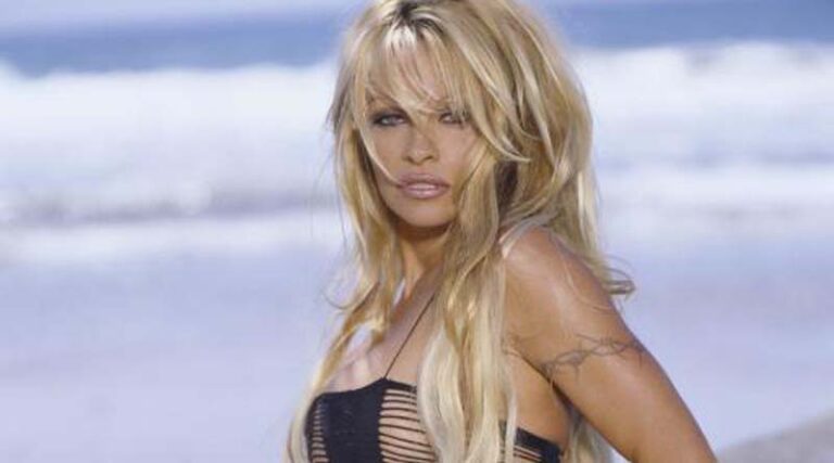 Ολόγυμνη στα 52 της στο Instagram η Πάμελα Άντερσον! (φωτό)