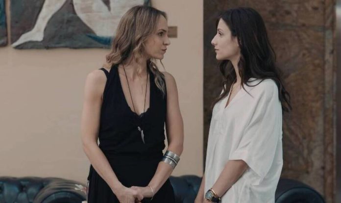 8 ΛΕΞΕΙΣ: Η σκληρή συμφωνία, οι υποψίες και τα μυστικά