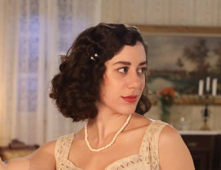 Η Mαρία Πετεβή μεταξύ Άγριων Μελισσών, Επιθεωρητή & Λουομένων!