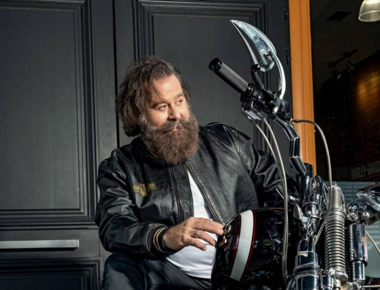 “Έπαθα παραμόρφωση των οστών, στράβωσαν και τα δυο μου πόδια” – Σοκάρει ο παπάς από τις Άγριες Μέλισσες