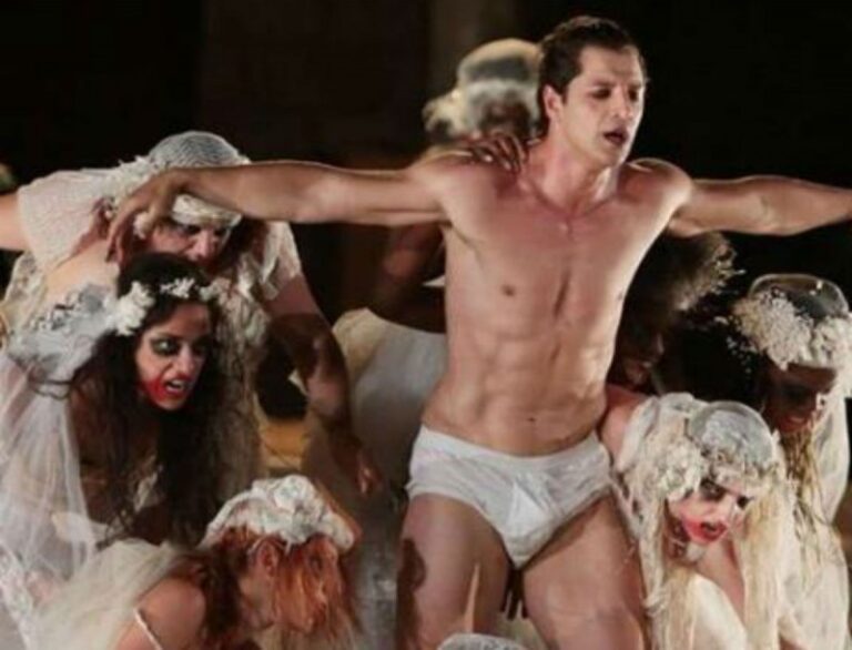 Η Μαρία Κίτσου από τις Άγριες Μέλισσες έπαιζε μαζί με τον Σάκη Ρουβά – Βίντεο ντοκουμέντο από το θέατρο