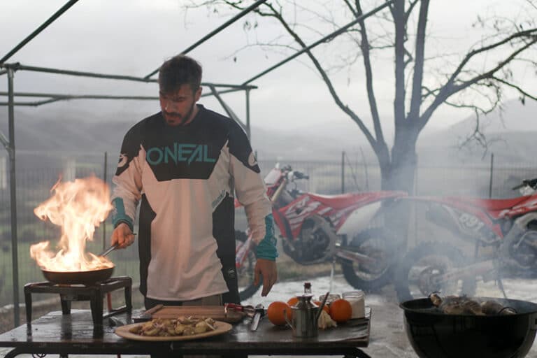 Η εκπομπή του Άκη Πετρετζίκη «Akis’ Food Tour» ταξιδεύει στα Γιάννενα! (VIDEO)