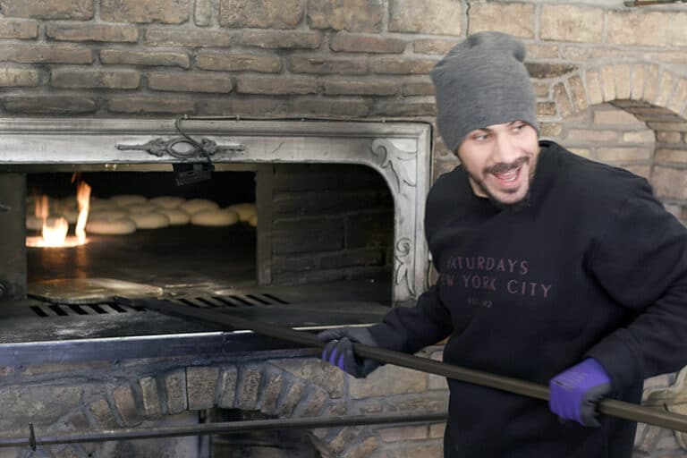 Η εκπομπή του Άκη Πετρετζίκη «Akis’ Food Tour» ταξιδεύει στα Καλάβρυτα! (VIDEO)