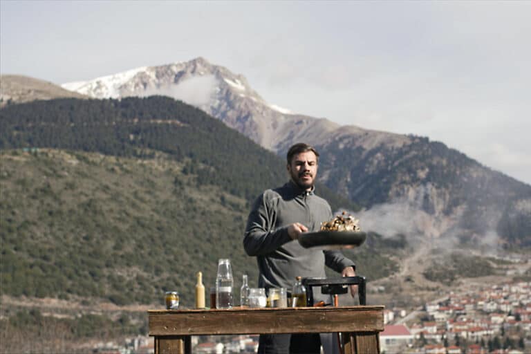 Η εκπομπή του Άκη Πετρετζίκη «Akis’ Food Tour» ταξιδεύει στο Καρπενήσι! (VIDEO)