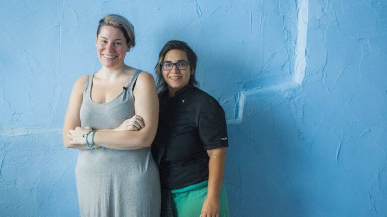 Η σύζυγος της Ντέμης Γεωργίου από το MasterChef αποκαλύπτει: Μας απειλούν και μας αποκαλούν αvώμαλες