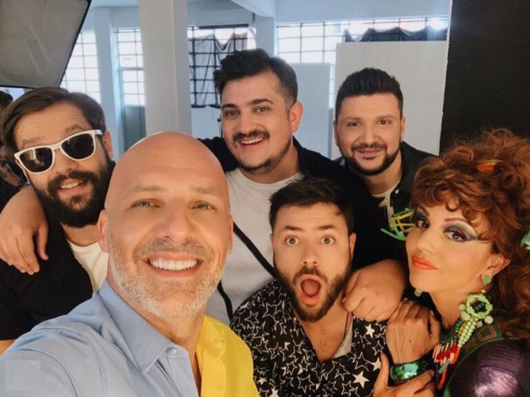 Νίκος Μουτσινάς: Τα “σπάει” το νέο trailer για το Καλό Μεσημεράκι του ΣΚΑΙ – Φωτογραφία από τα παρασκήνια