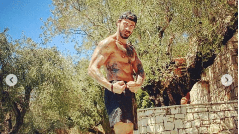 Ο Άκης Πετρετζίκης και η παρέα του βρίσκονται στην πιο μαγευτική παραλία (Pics)