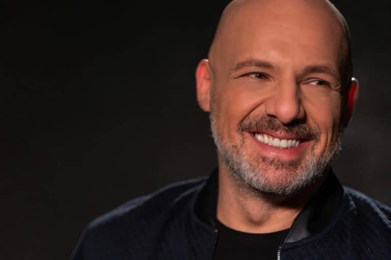 Νίκος Μουτσινάς: Η πραγματική ηλικία, το ύψος, η σχέση με το Instagram και η απώλεια της μητέρας του