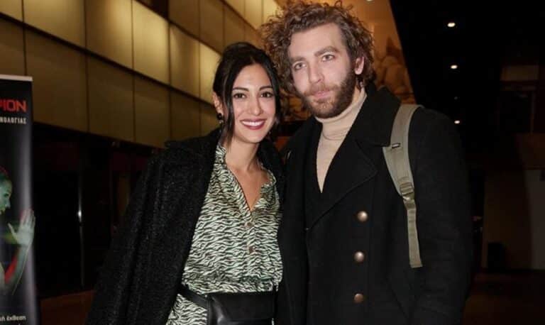 Ευγενία Σαμαρά – Γιάννης Ποιμενίδης: Ποζάρουν αγκαλιασμένοι μπροστά από το χριστουγεννιάτικο δέντρο τους