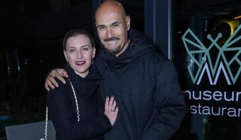 Δημήτρης Σκουλός: Οι γλυκές πόζες με τη σύζυγό του, Τζέλα και το δημόσιο φιλί