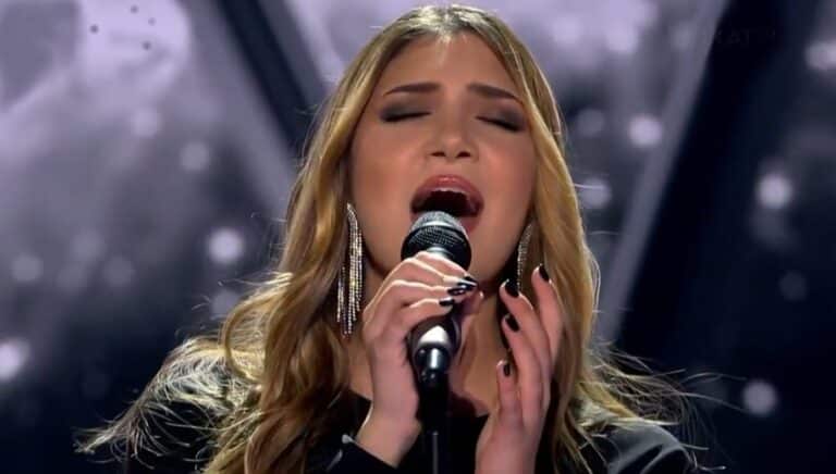 The Voice: Η 16χρονη που σάρωσε στον ημιτελικό – “Σε 10 χρόνια θα είμαστε περήφανοι για σένα” (video)