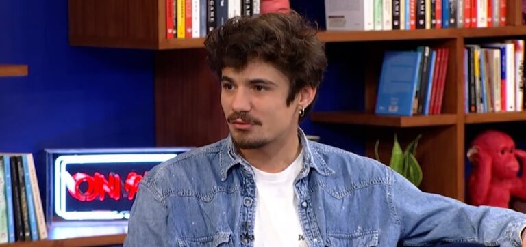 Κώστας Νικούλι: Η εξομολόγηση του Πετρή από το “Σασμό” για την καταγωγή του – “Πηγαίναμε στο Αλλοδαπών στις 5 το πρωί” (video)