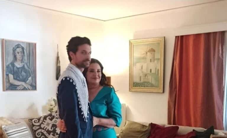 Ορφέας Αυγουστίδης: Φωτογραφίες από την προετοιμασία του γαμπρού στο πατρικό του – Το εκλεκτό δώρο της Μαρίας Τζομπανάκη