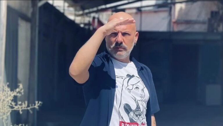 Νίκος Μουτσινάς: «Τρολάρει» την αναβολή της πρεμιέρας του