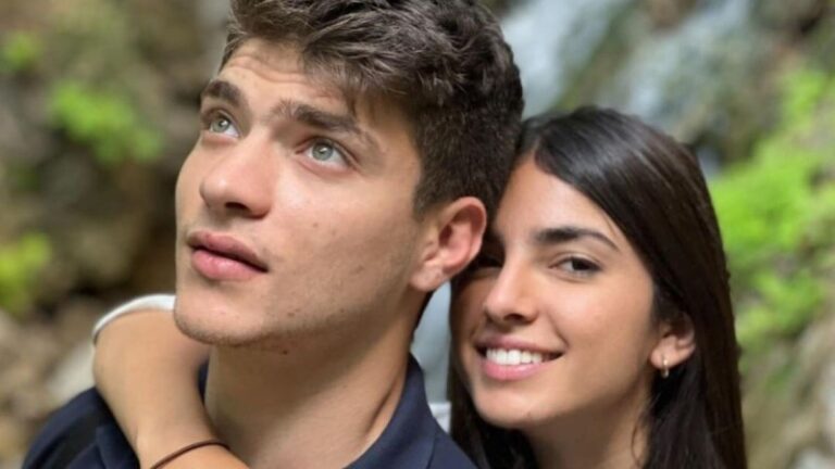 Το καuτό φιλί του Παπανδρέου στην Τζόλα σε έξοδο τους λίγο πριν την πρεμιέρα της σειράς Γη της Ελιάς