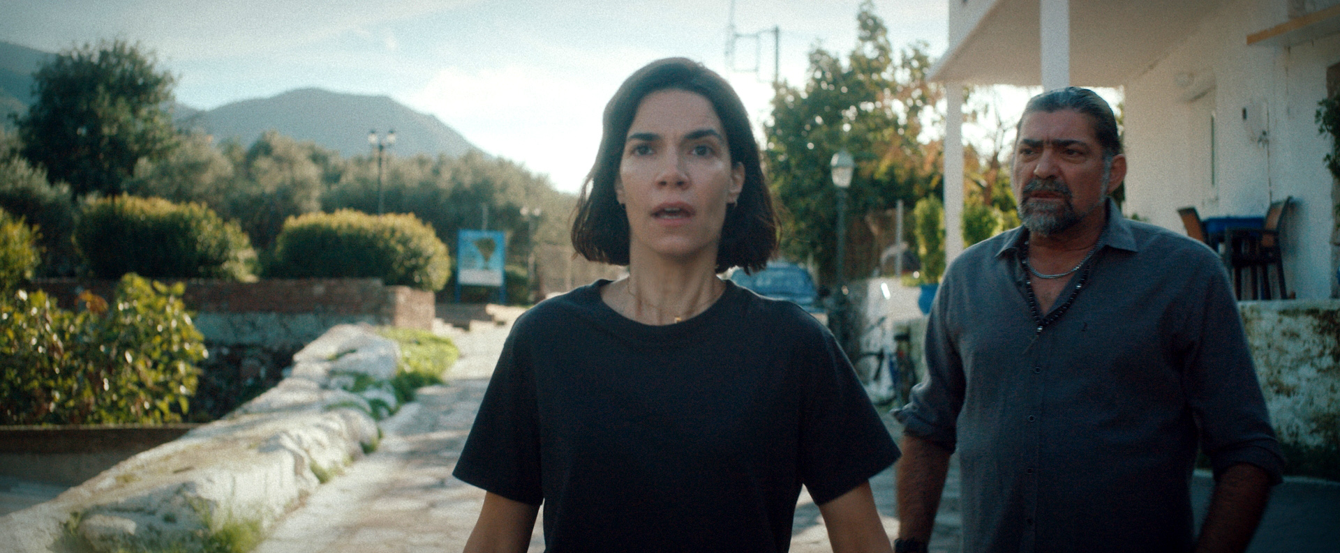 na-m-agapas-afti-einai-loukia-pou-erchetai-kai-dialyei-tin-foteini_1770819654 - DIAVASETO.GR