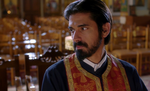 Άγιος Έρωτας: Ο Νικόλαος πετάει τα ράσα για χάρη της Χλόης